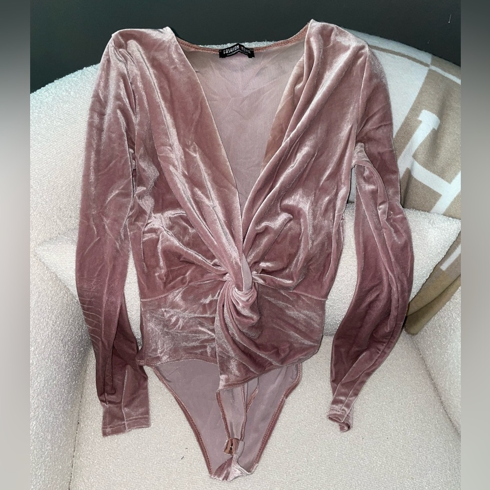 Fashion Nova Pink Mauve Velvet V-Neck Bodysuit